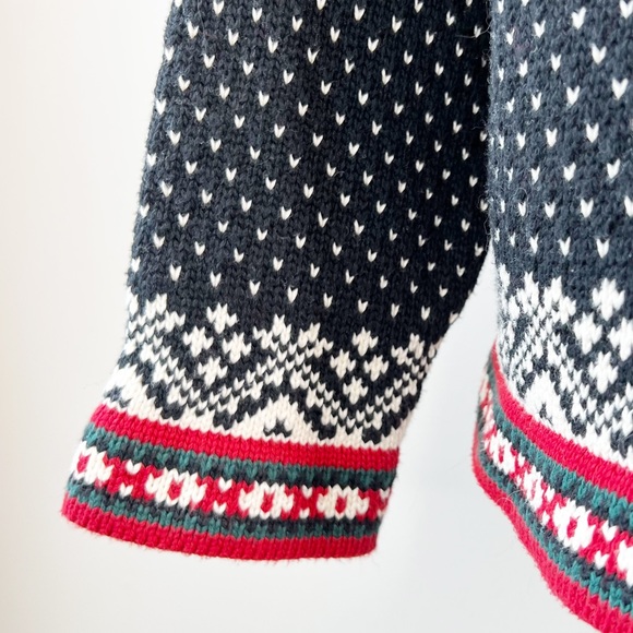 L.L. Bean Sweater Kingfield Fair Isle Size Medium Black Red Nordic Snowflake EUC - Picture 5 of 12